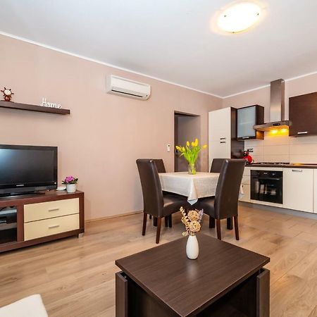 Apartment Adrian بيوغْغاد نا موغو المظهر الخارجي الصورة